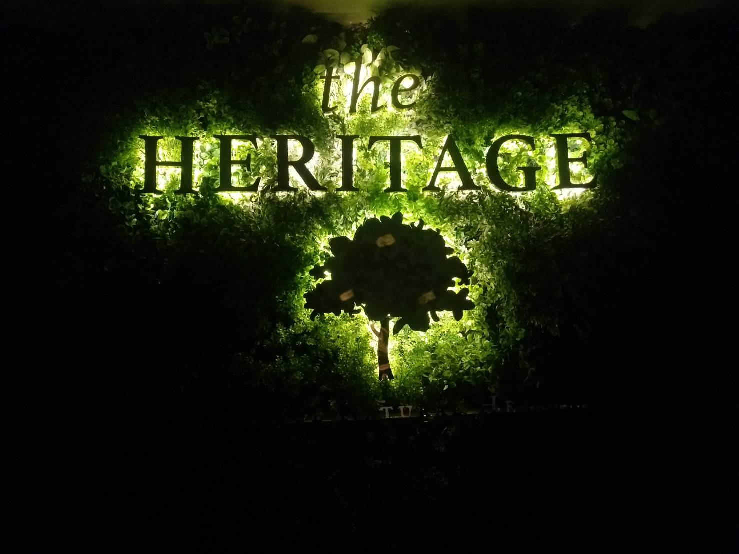 ป้ายโลโก้ สแตนเลสโรสโกลด์ ติดไฟออกหลัง ร้าน THE HERITAGE