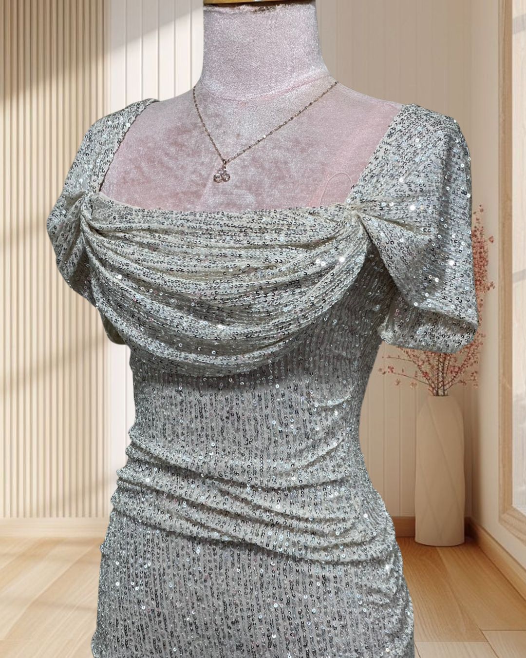 (PRE-LOVED) ราตรีสั้นสีเงิน ปักเลื่อม สายเดี่ยวปาดไหล่ รัดรูป ไซส์ XS