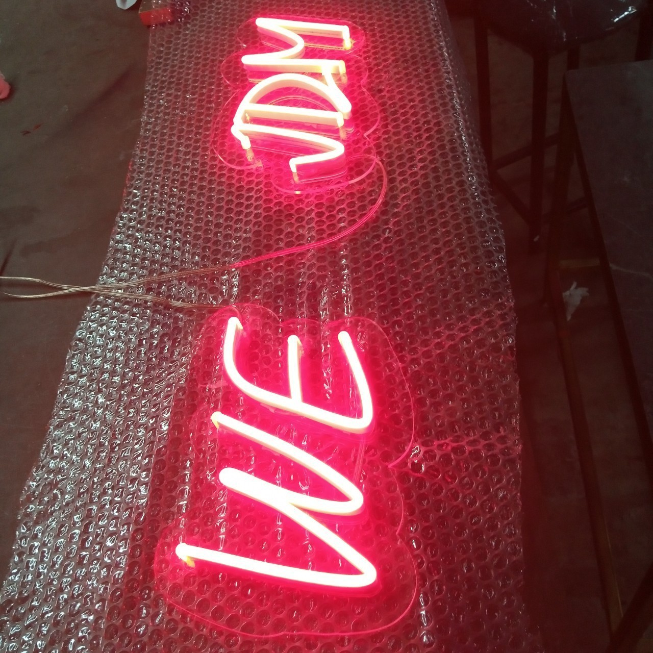 ป้ายไฟนีออน LED อะคริลิคใสรองหลัง