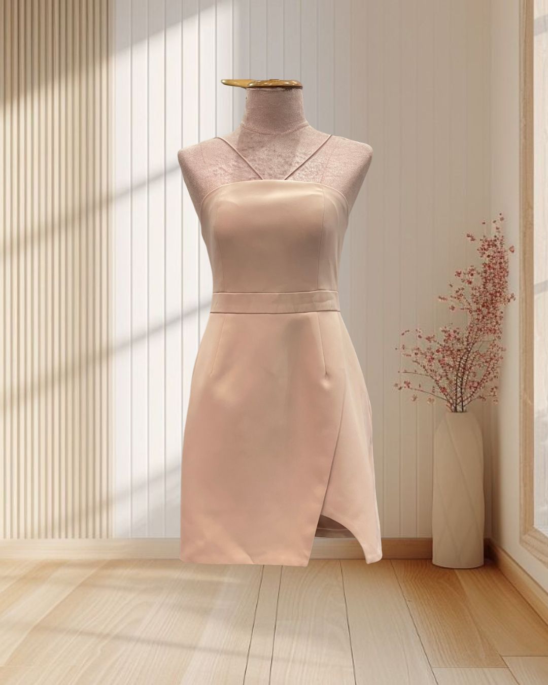 (PRE-LOVED) เดรสสั้นสีนู้ด สายเดี่ยวไขว์ กระโปรงผ่าข้าง ไซส์ S