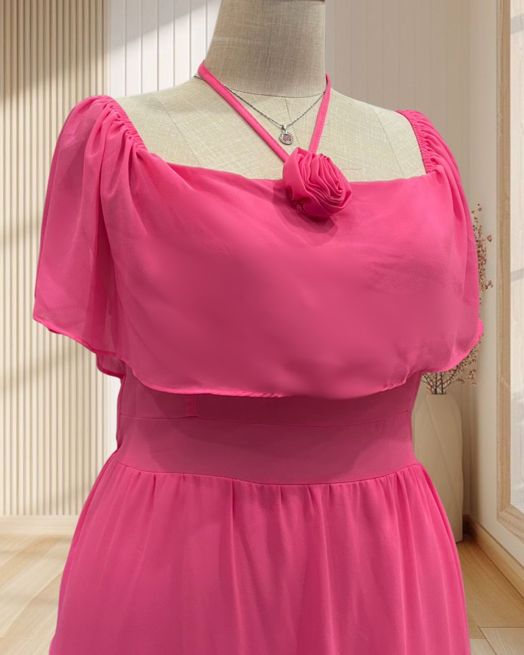 (PRE-LOVED) เดรสสั้นสีชมพูบานเย็น สม็อคหลัง แขนระบาย แต่งดอกกุหลาบที่อก ไซส์ 2XL
