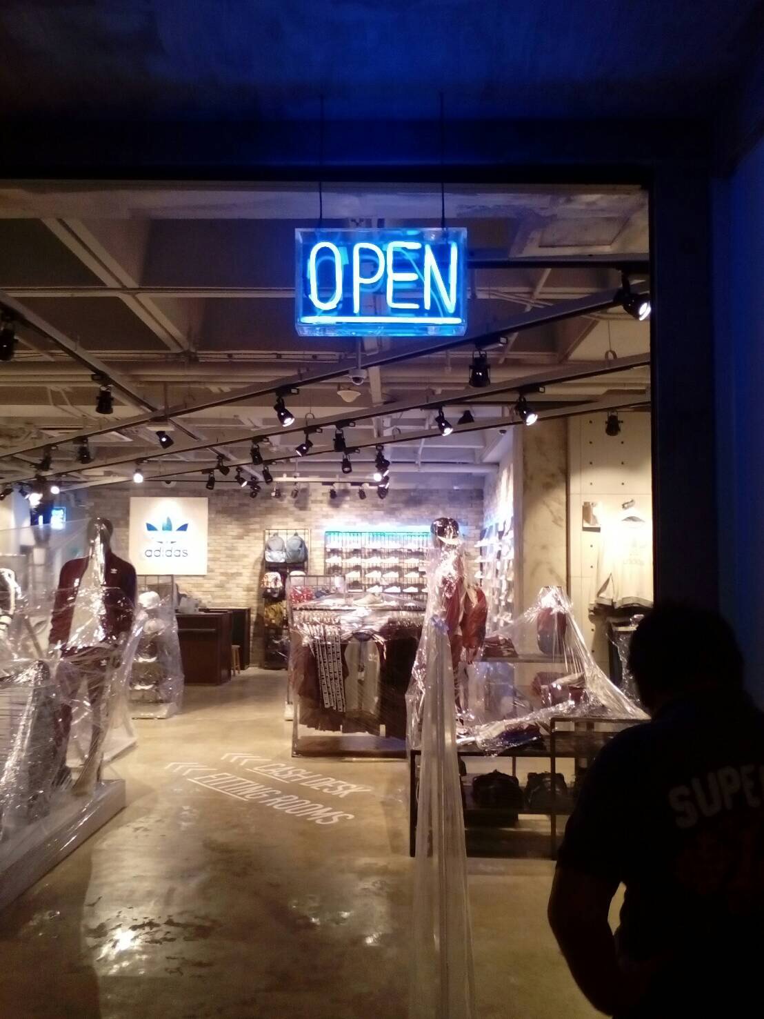 งานป้ายกล่องไฟ adidas และงานป้ายไฟนีออนดัด