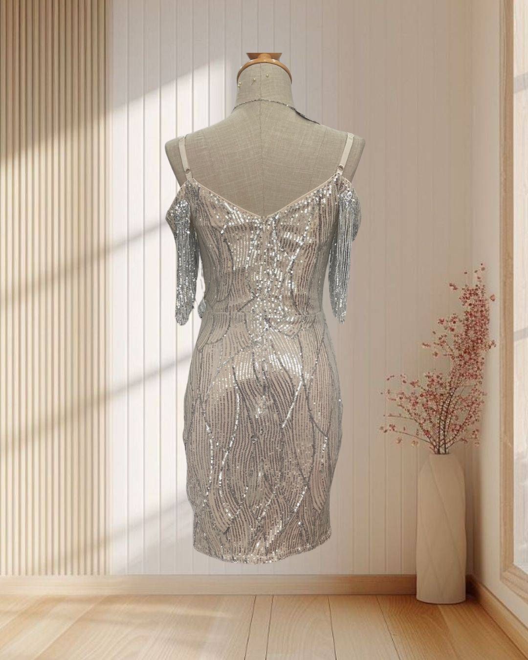 (PRE=LOVED) ราตรีสั้นปักเลื่อมสีเงิน ปาดไหล่ พริ้วๆ ไซส์ S