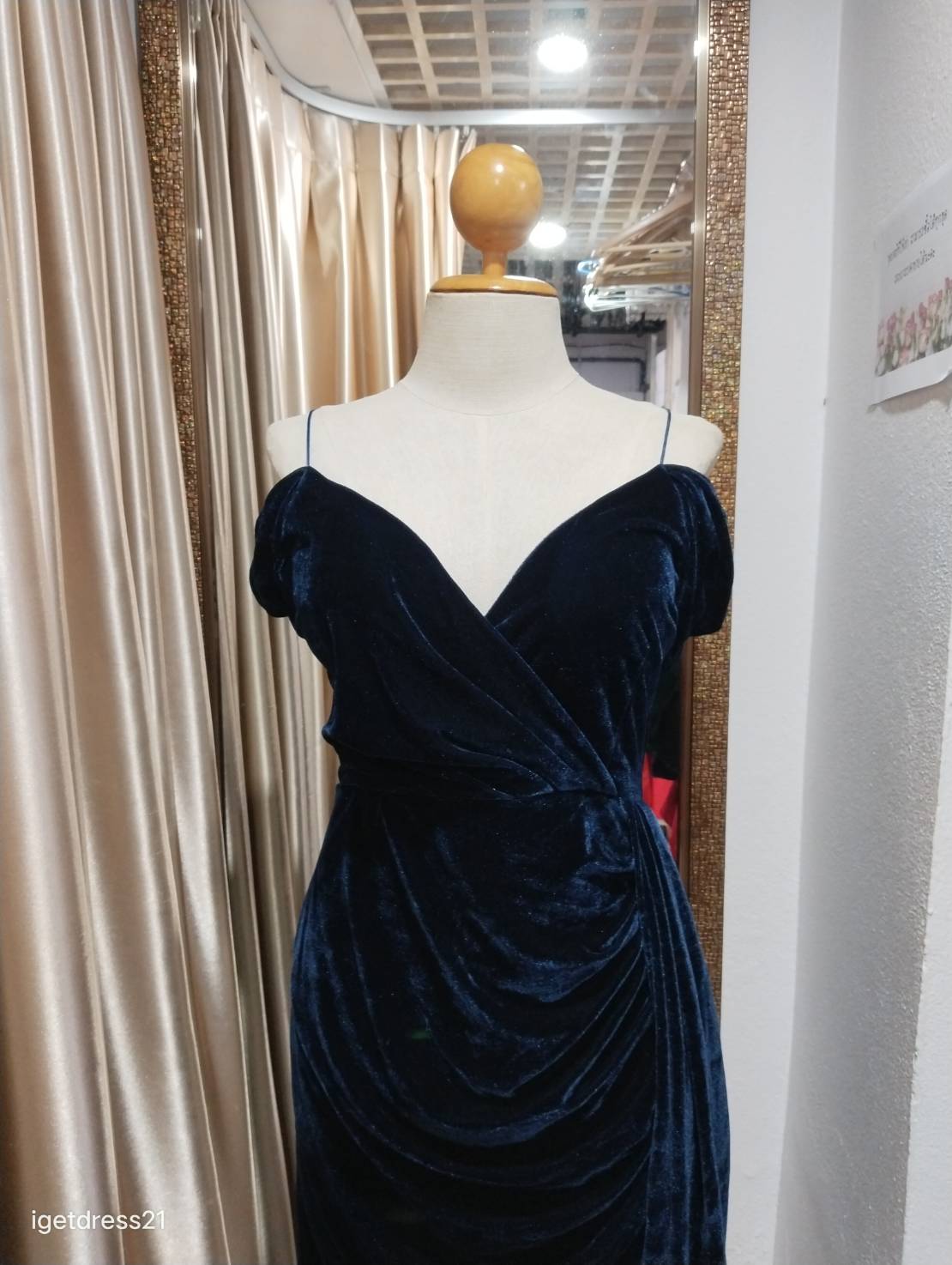 (PRE-LOVED) ราตรีสั้นสีกรมกำมะหยี่สายเดี่ยวคลุมแขนเอวแต่งจีบสไบ S