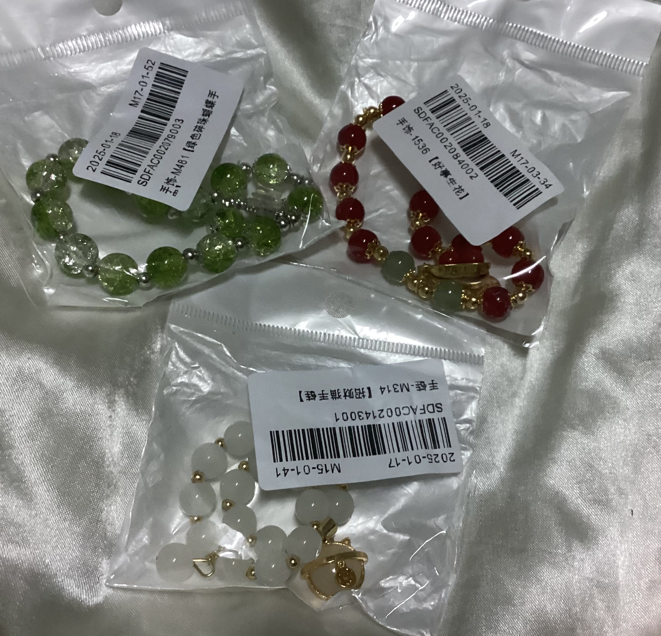 (ของแถม) สร้อยข้อมือ สุ่มลาย