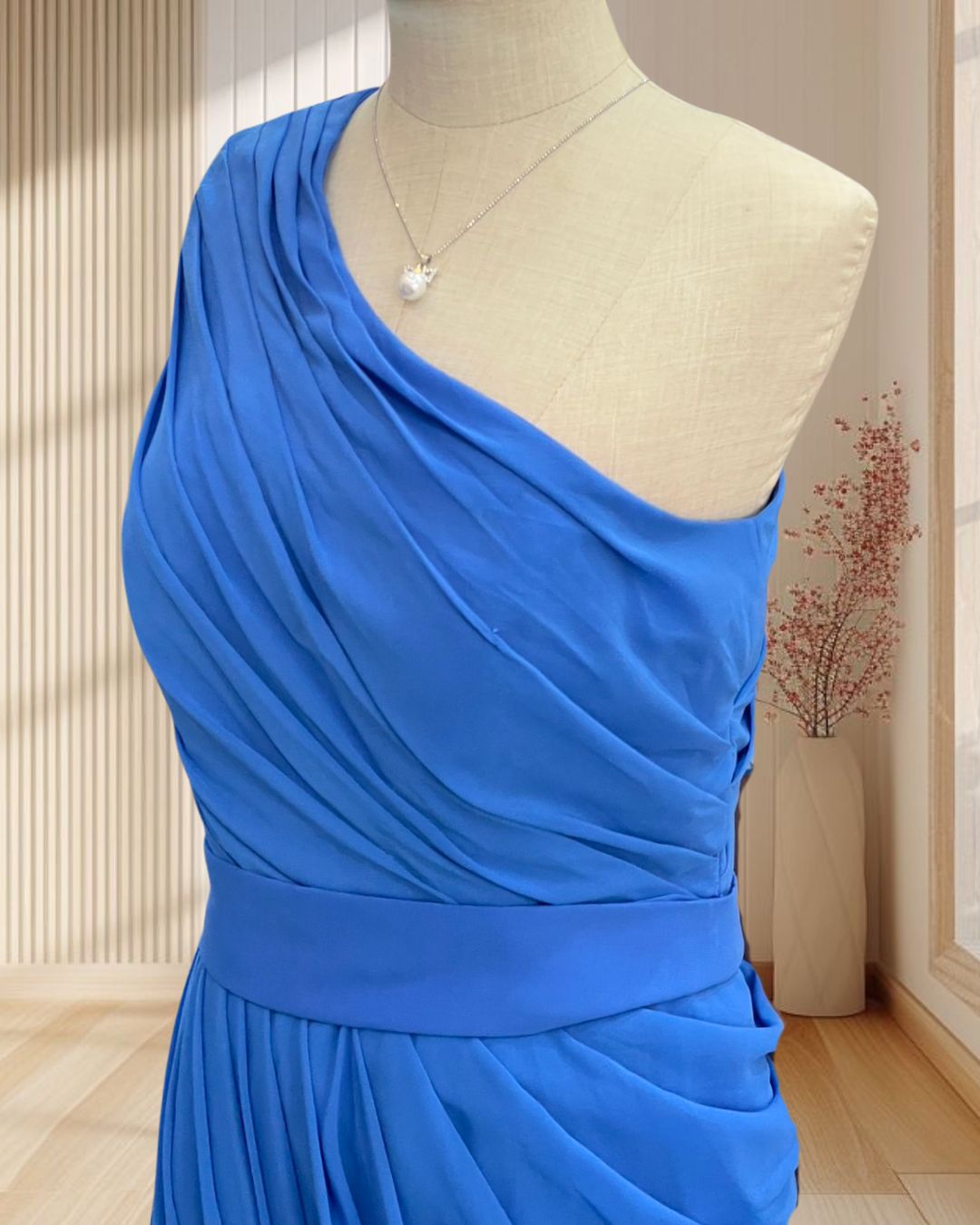 (PRE-LOVED) ราตรียาวสีน้ำเงิน บ่าเฉียง ผ้าชีผอง แต่งจีบริ้วถึงชายกระโปรง ไซส์ M