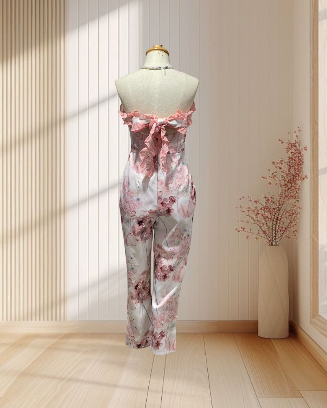 (PRE-LOVED) จั๊มพ์สูทสีชมพูลายดอกไม้ เกาะอก ผูกบ์ด้านหลัง ไซส์ S