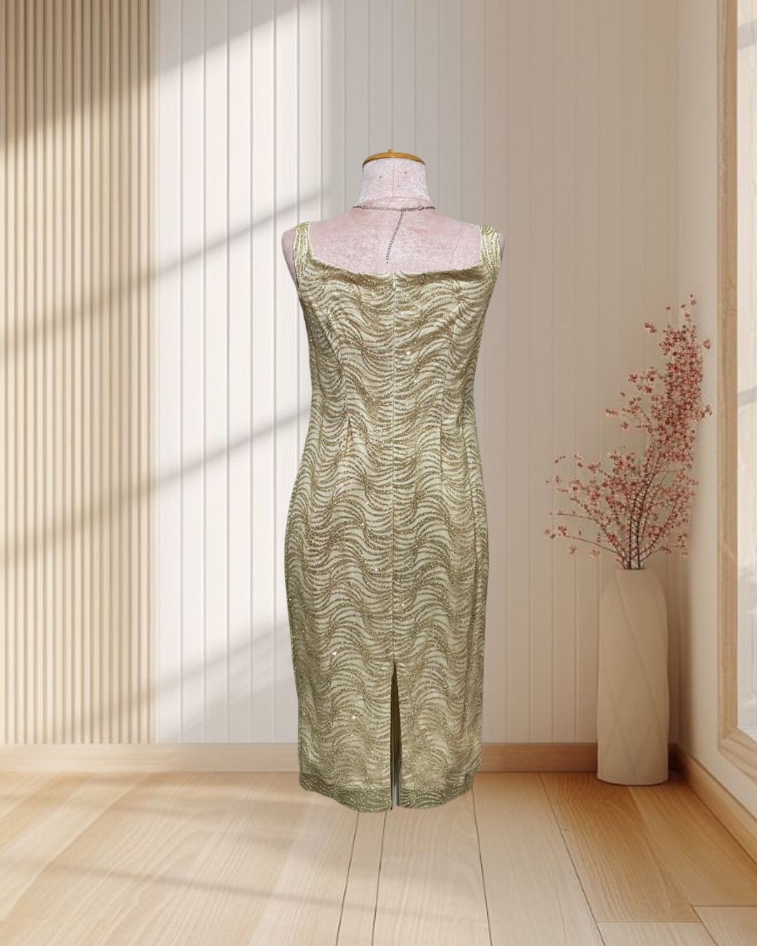 (PRE-LOVED) ราตรีสั้นทอง แขนกุด แต่งเลื่อม กลิตเตอร์ ไซส์ L