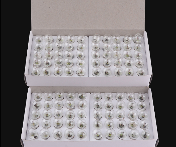 หลอดไฟแบบไส้พร้อมขั้ว E10