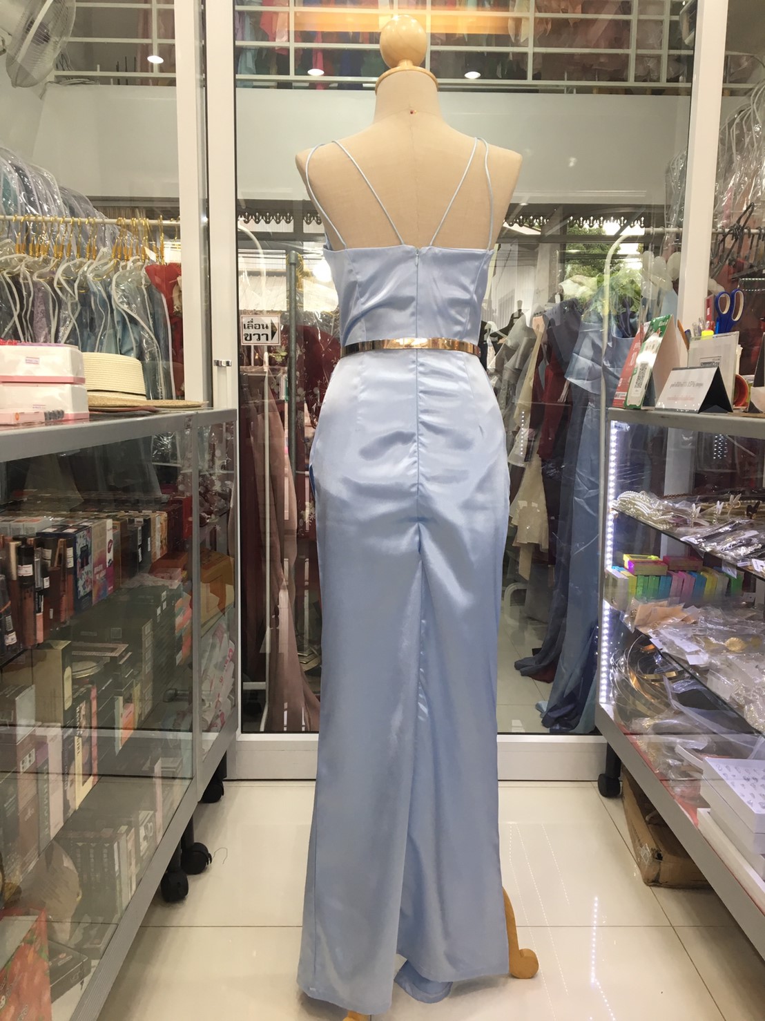 (PRE-LOVED) ราตรียาวสีฟ้าอ่อนสายเดี่ยวคอวี (S)