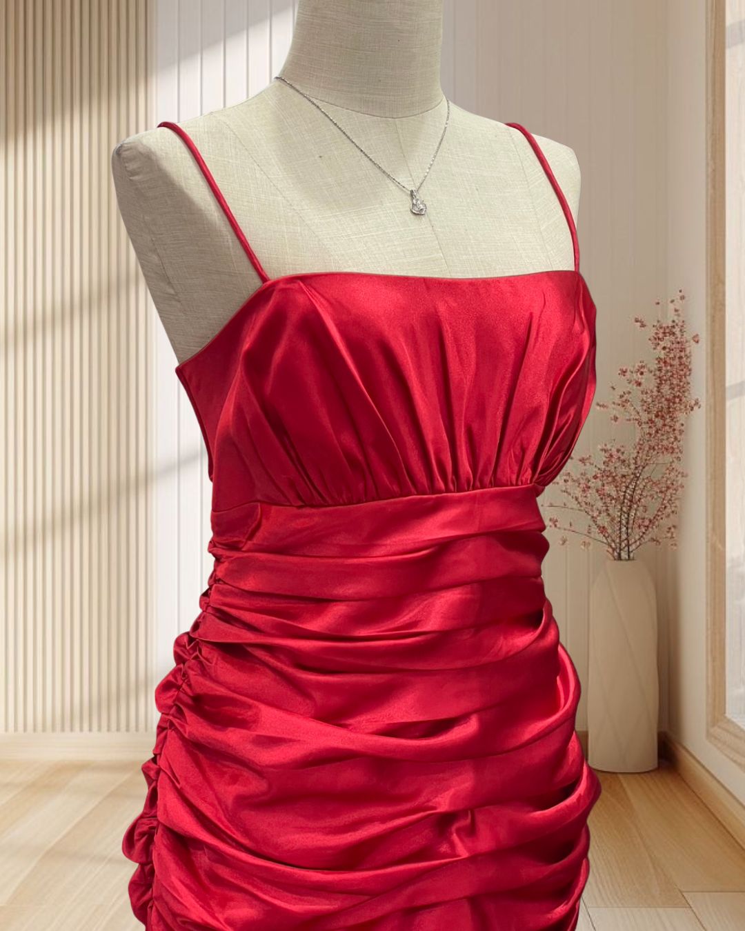 ราตรีสั้นสีแดง สายเดี่ยว ผ้าซาติน จับจีบด้านข้าง เซ็กซี่