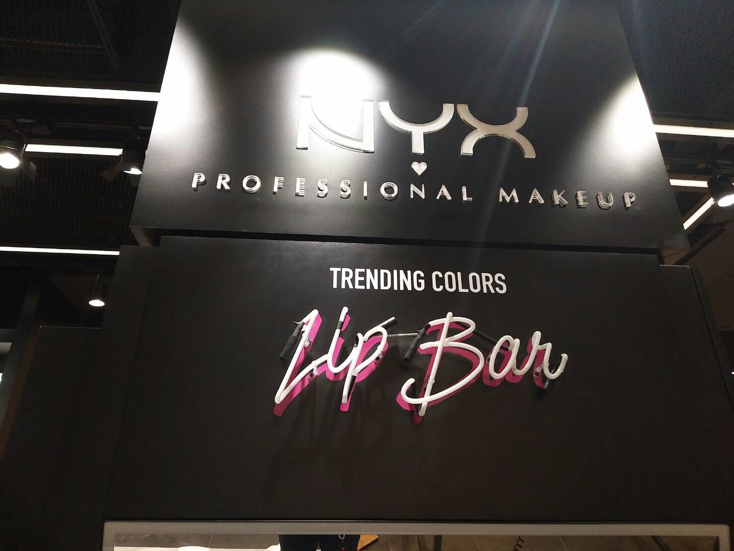 ป้ายไฟนีออนดัดตัวอักษร #lipBar