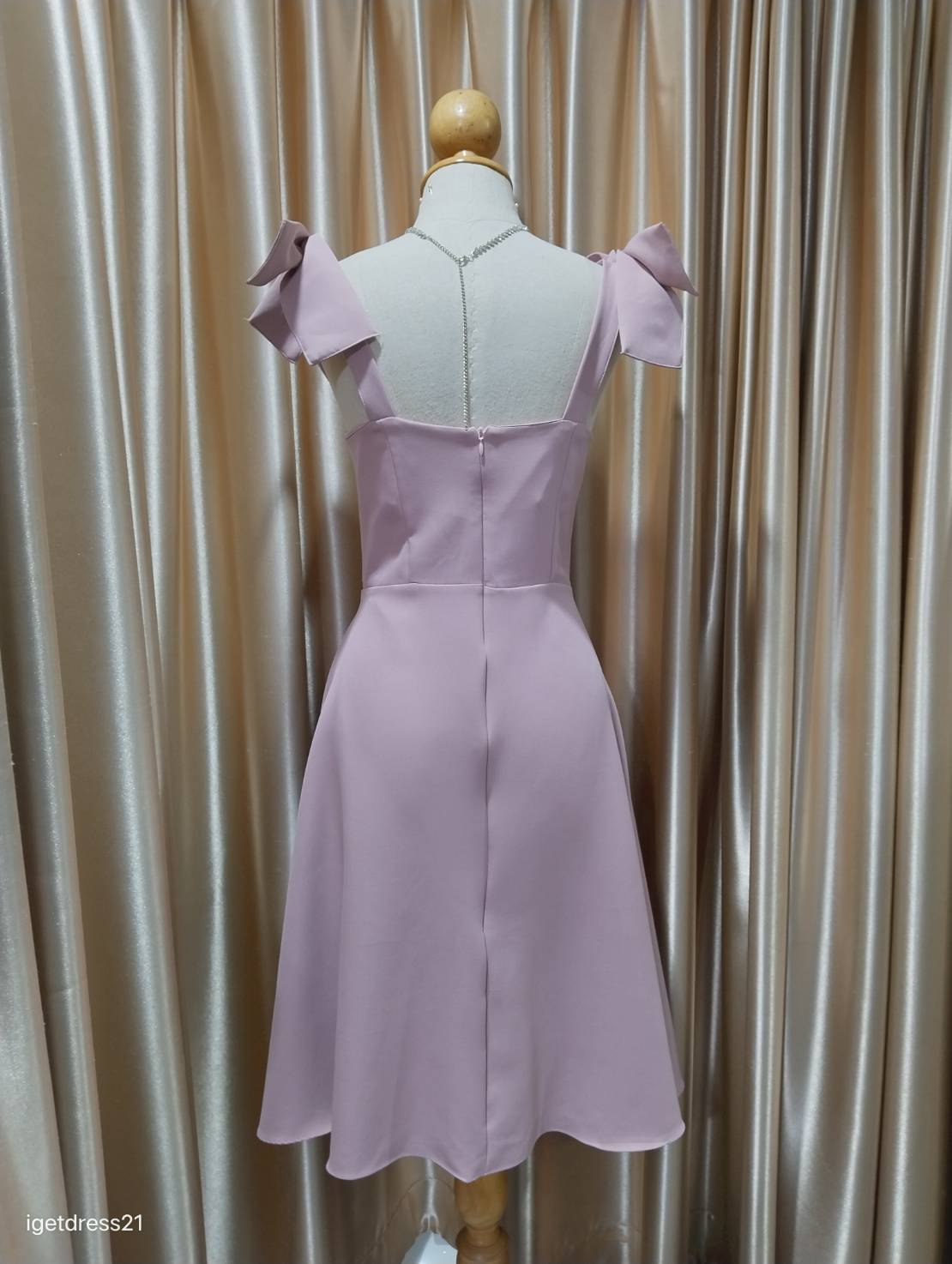 ชุดราตรีสั้น กระโปรงบาน แต่งโบว์ไหล่ ผ้าโคโค่M