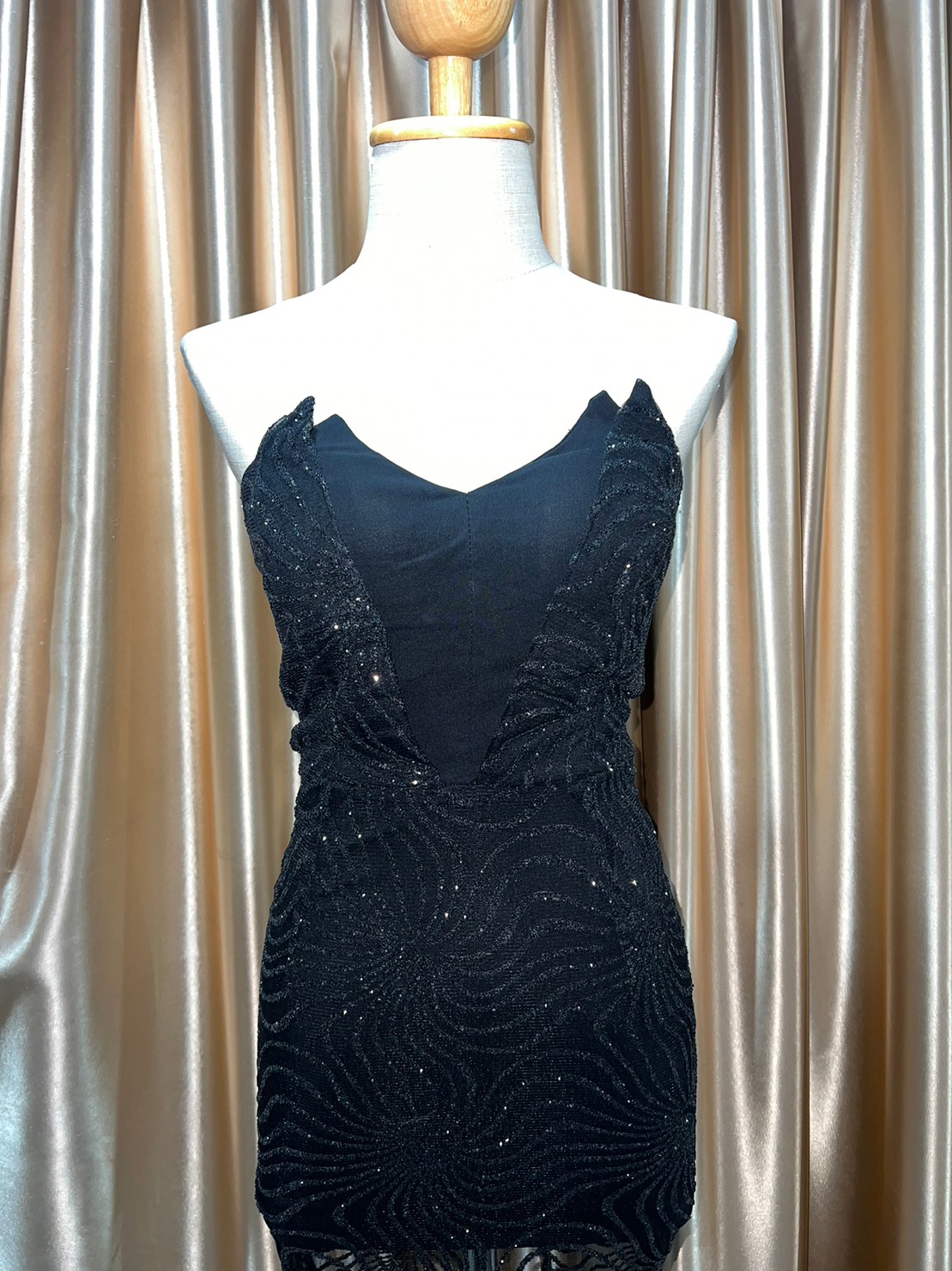 (PRE-LOVED) ราตรีสั้น อกตัวVกลิตเตอร์ S มือ2