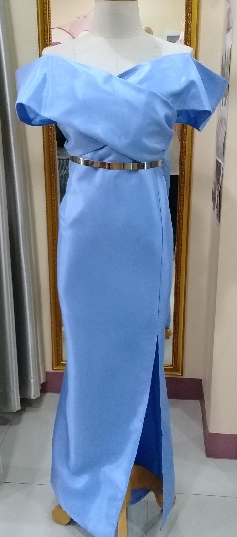 (PRE-LOVED) ชุดราตรียาวmaxiสีฟ้า ปาดไหล่กระโปรงผ่าหน้า (4XL) มือ2