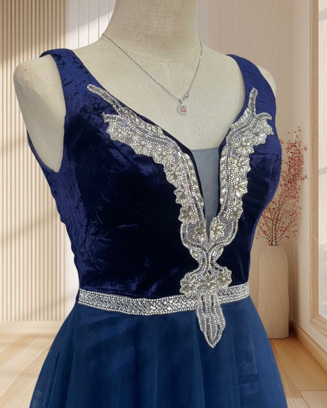 (PRE-LOVED) ราตรีสั้นสีน้ำเงิน ผ้ากำมะหยี่ แต่งเพชรลวดลายที่หน้าอก กระโปรงฟู ไซส์ S