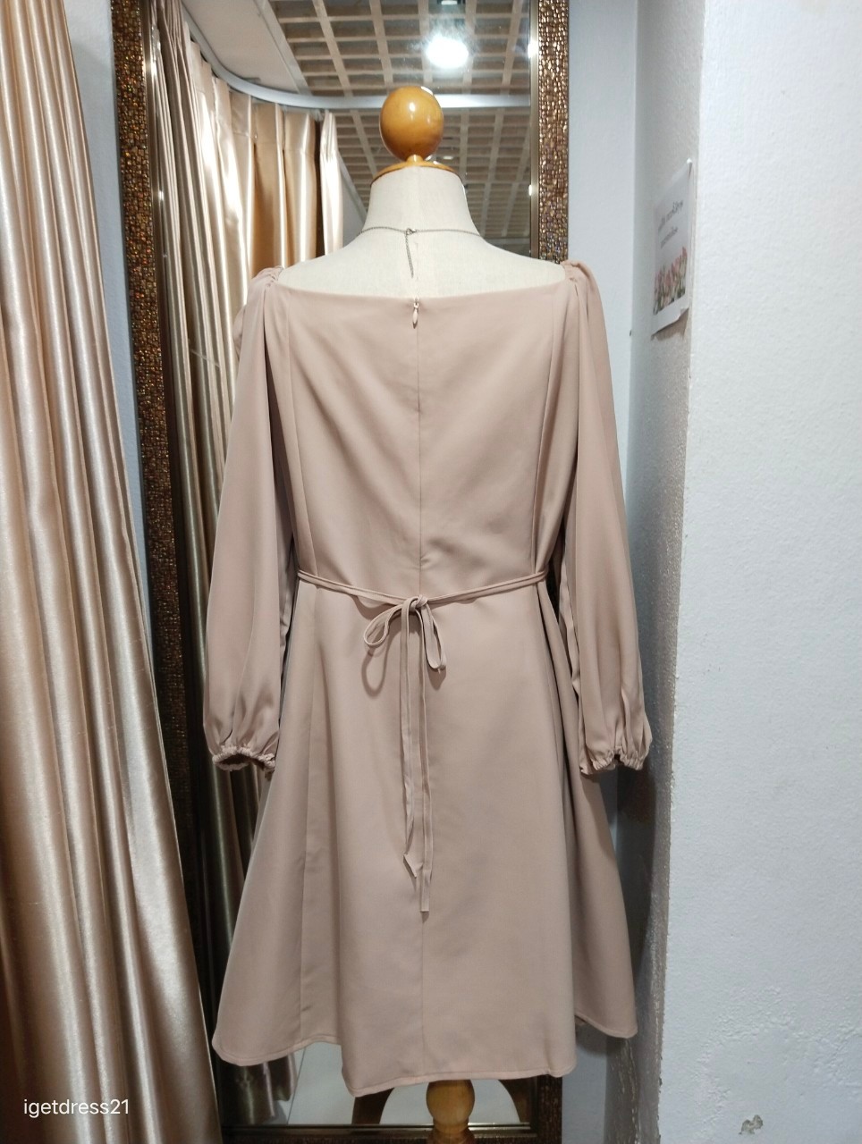 (PRE-LOVED) ราตรีสั้นสีครีมแขนยาว ผ้าเครปเกาหลีปลายแขนยางยืด ซิปหลัง (เพิ่มสายผูกเอว) ไซส์ 5XL