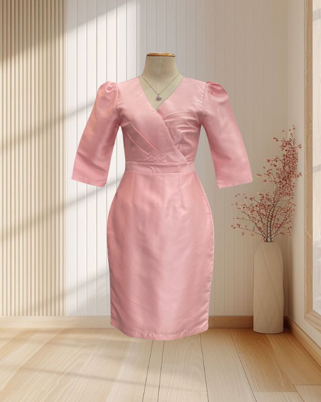 (PRE-LOVED) ราตรีสั้นสีชมพู ผ้าไหมเทียม แขนยาว คอวี ไซส์ S