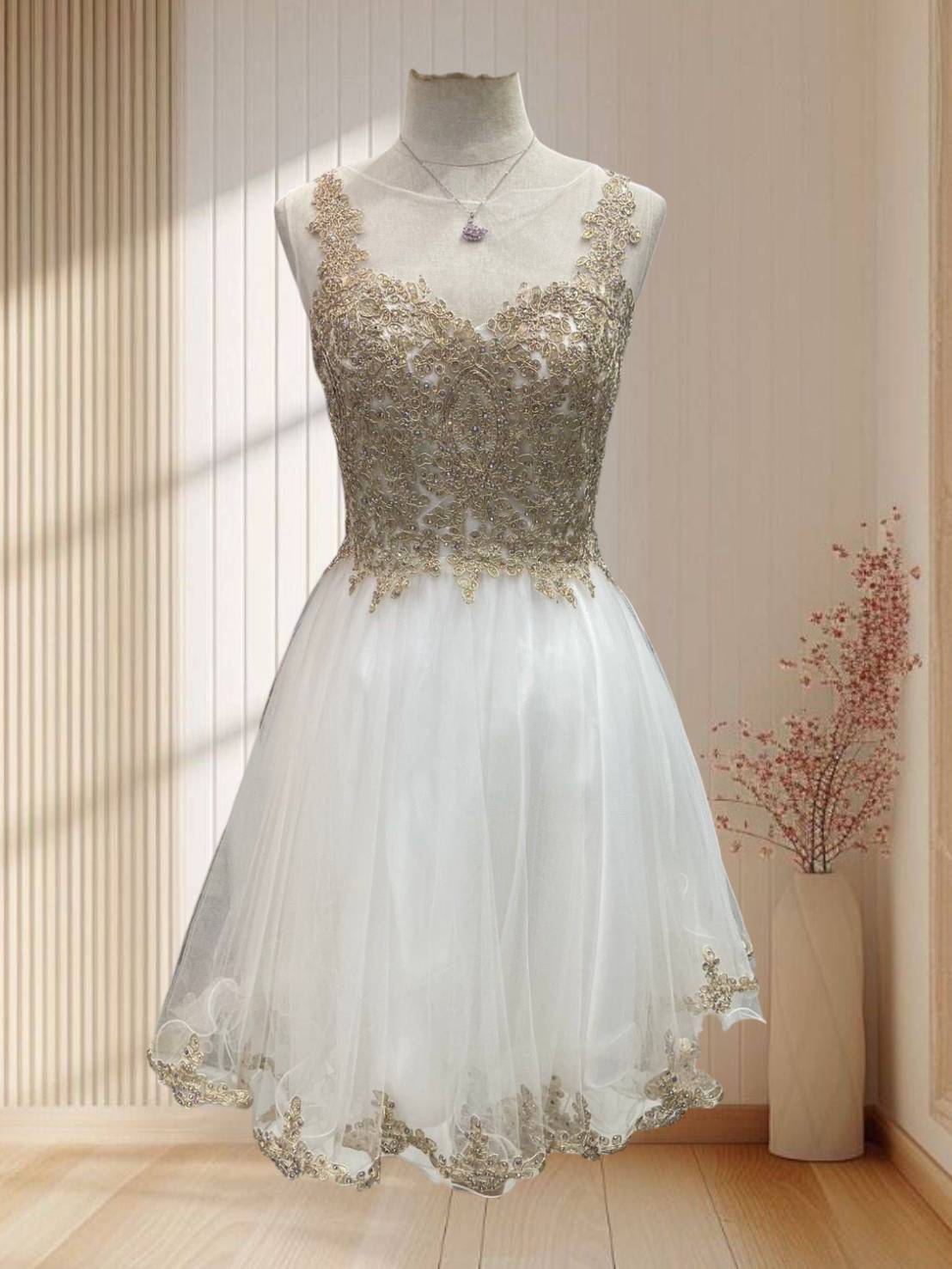ราตรีสั้นแขนกุดสีขาว แต่งเพชร กระโปรงผ้ามุ้งฟูๆ ไซส์ M