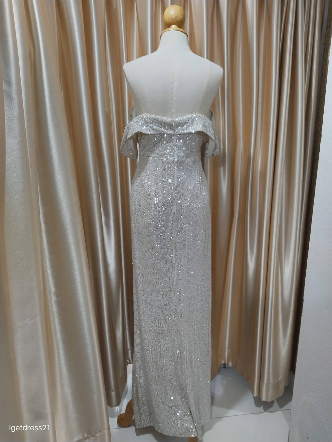 (PRE-LOVED) ชุดราตรียาวปาดไหล่กลิตเตอร์ สีครีม 3XL