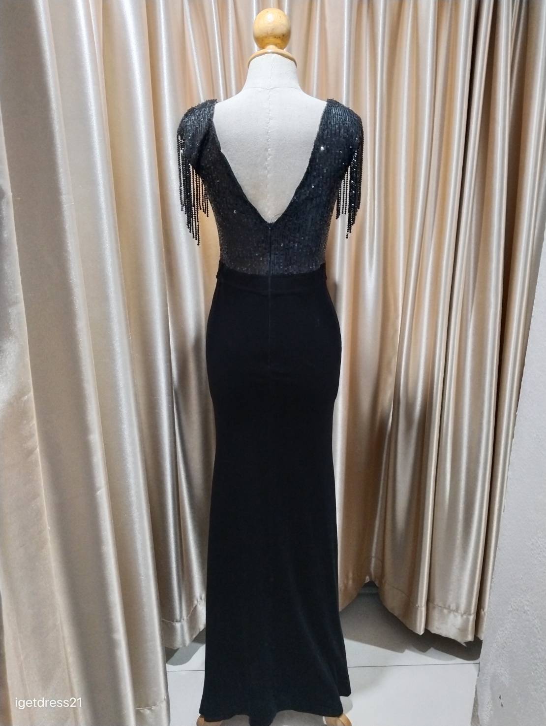 (PRE-LOVED) ชุดราตรียาวปักเลื่อมกำมะหยี่สีดำ S