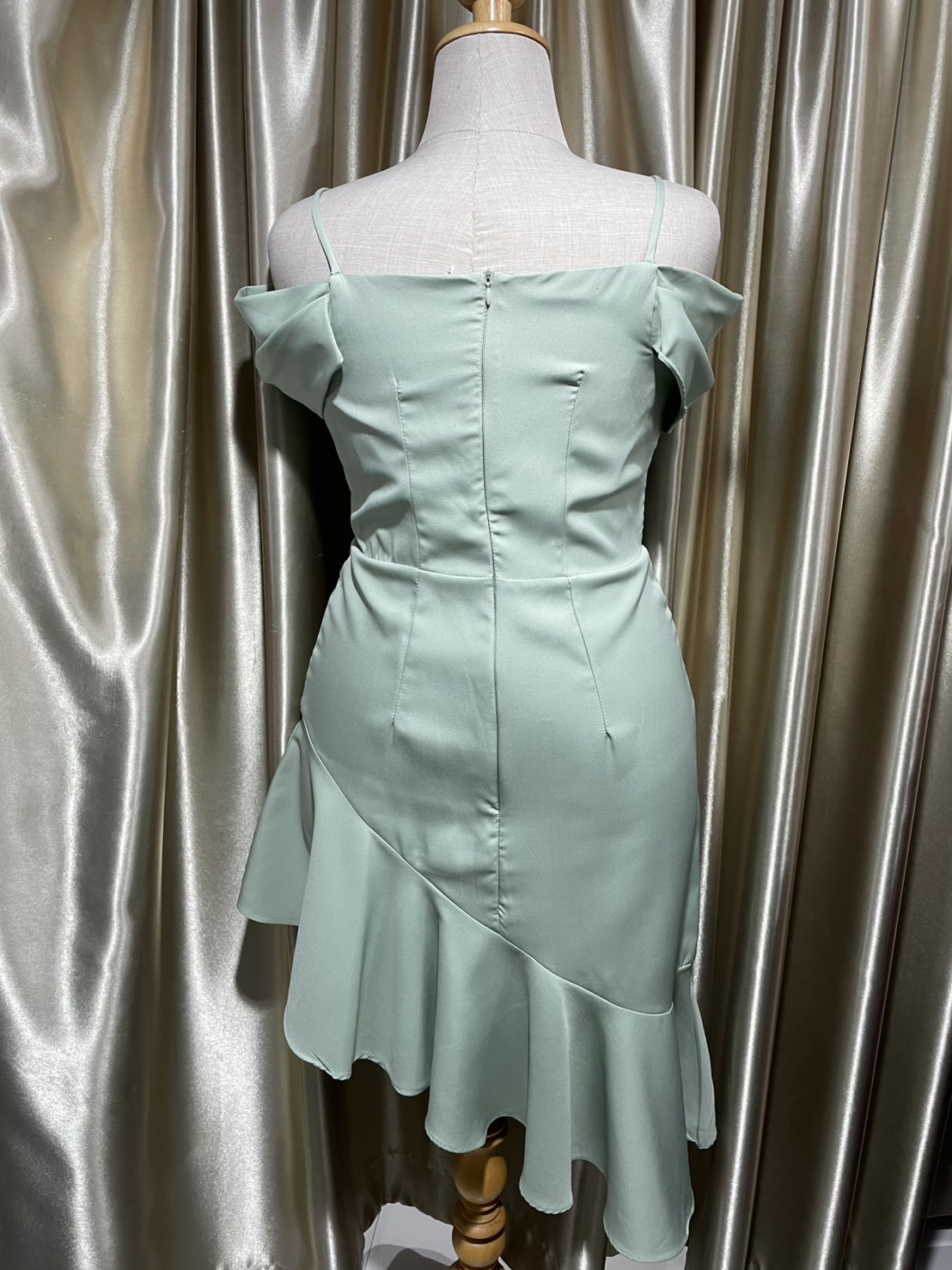 (PRE-LOVED) ราตรีสั้นสายเดี่ยวปิดแขนชายหางปลาผ้าบาบี้ 2XL