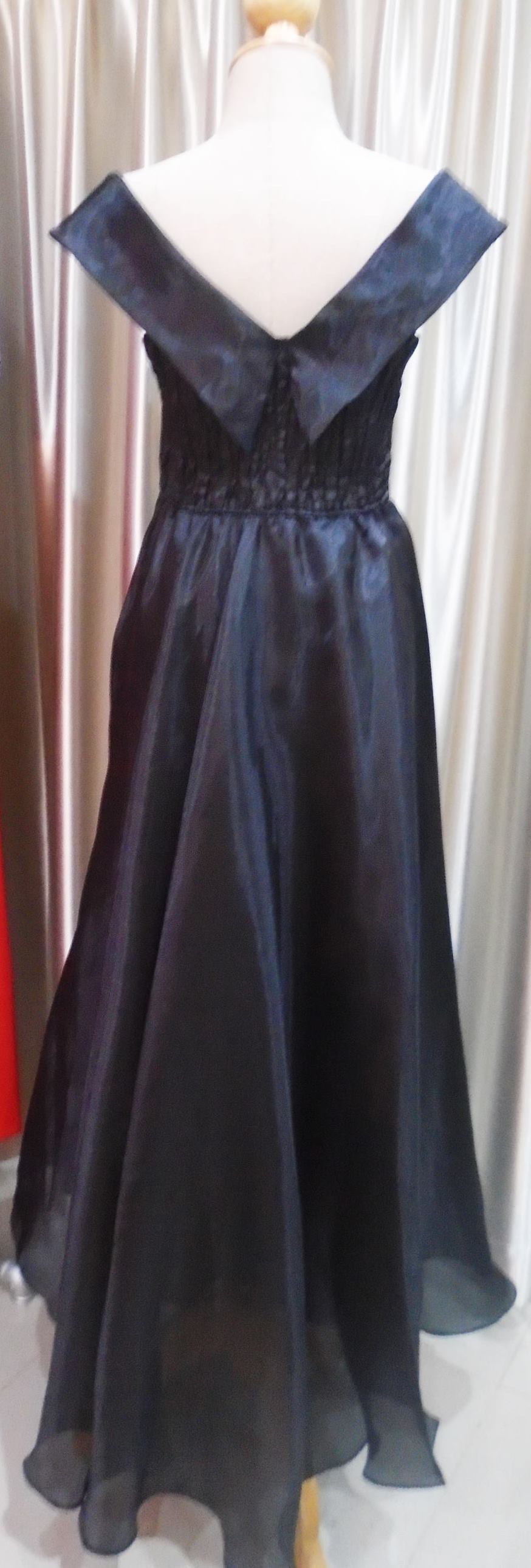 (PRE-LOVED) ราตรียาวสีดำปาดไหล่ผ้าแก้วนิ่ม(ฟรีไซส์) มือ2