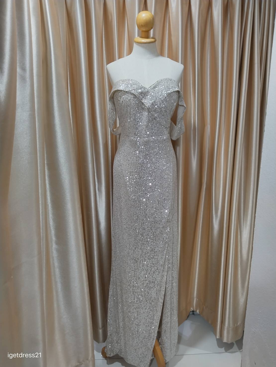 (PRE-LOVED) ชุดราตรียาวปาดไหล่กลิตเตอร์ สีครีม 3XL