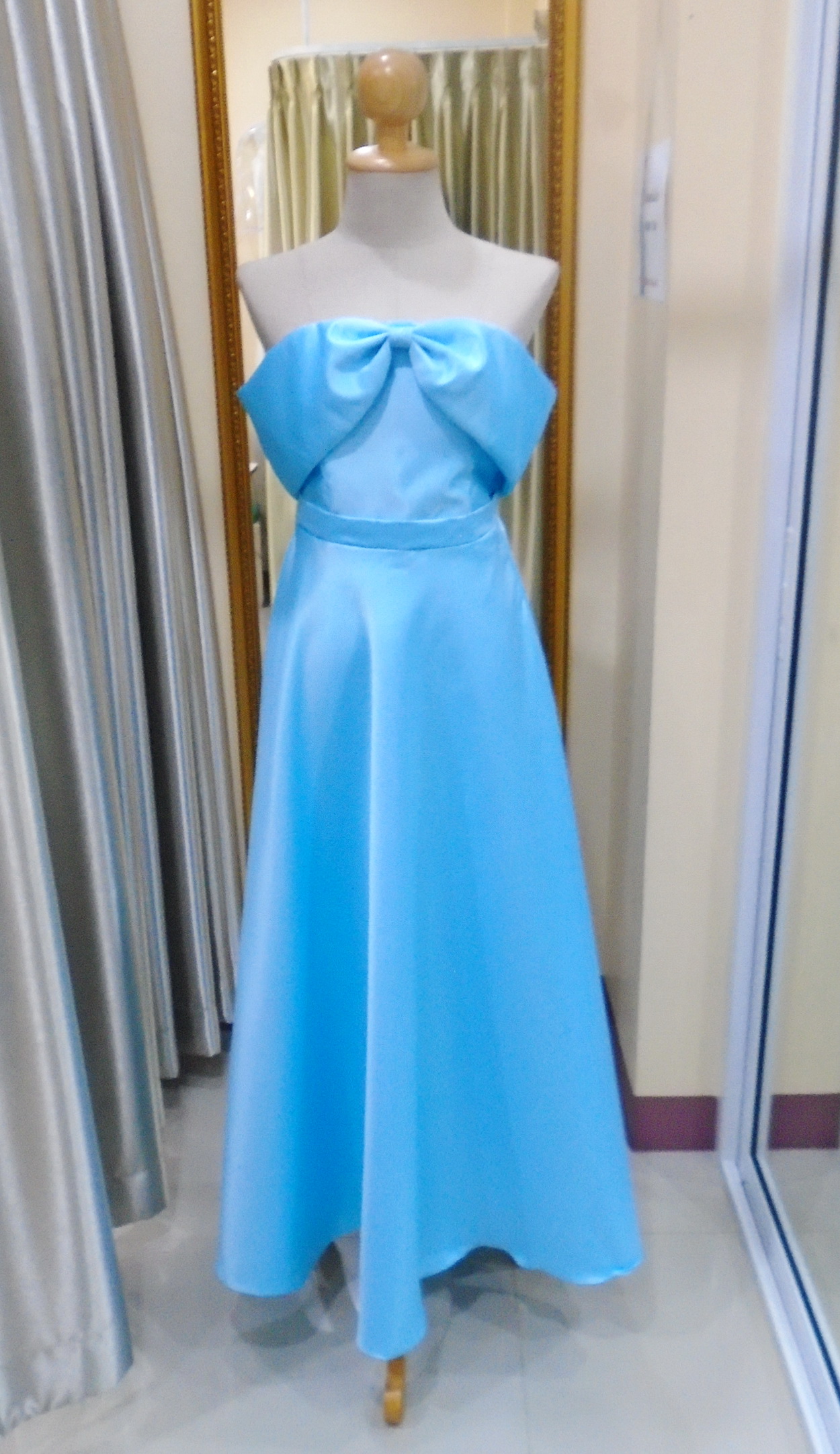 (PRE-LOVED) ราตรียาวสีฟ้า ปาดไหล่เกาะอกโบว์(ฟรีไซส์)