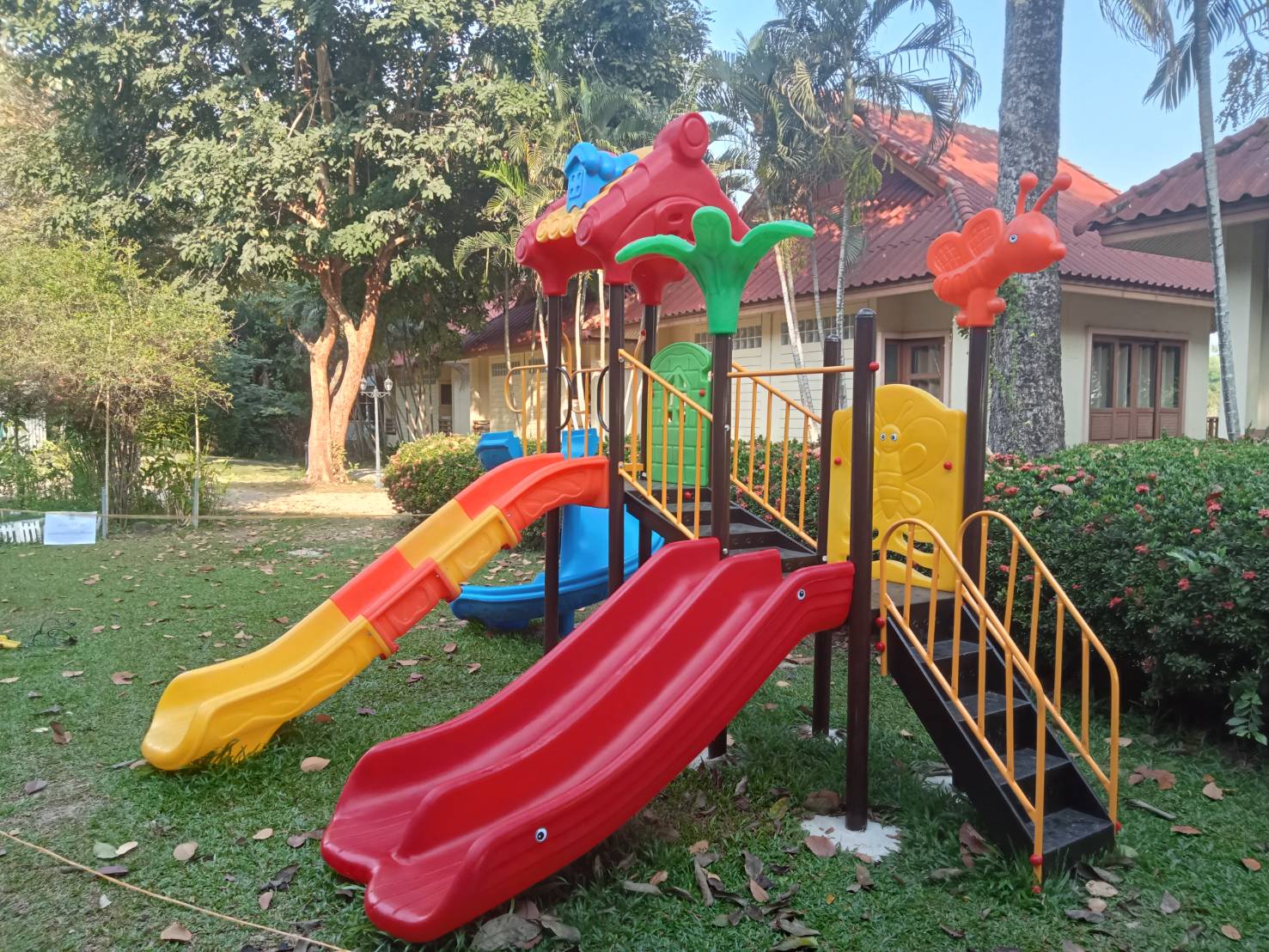 เครื่องเล่นสนามกลางแจ้ง ชุด หลังคาน้อยแสนซน