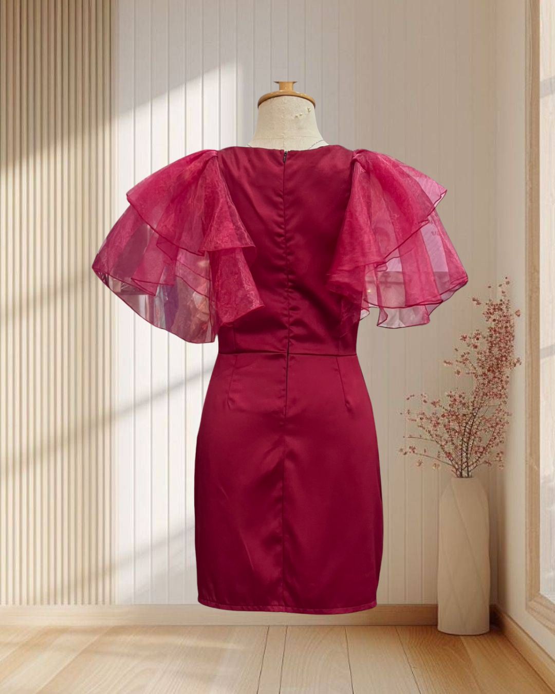 (PRE-LOVED) ราตรีสั้นสีแดง แต่งแขนระบายผ้าแก้ว 3 ชั้น ไซส์ M