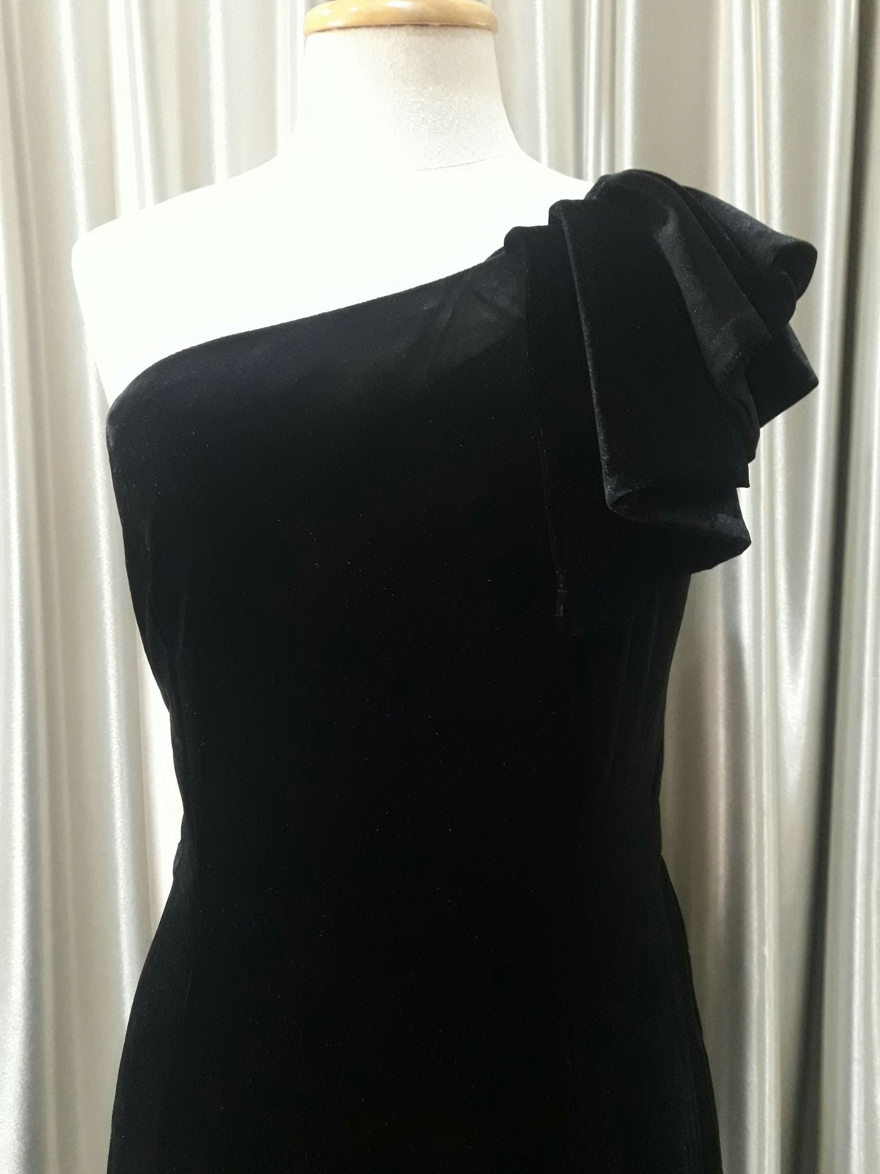 (PRE-LOVED) ชุดราตรียาวสีดำไหล่ระบายผ้ากำมะหยี่ Size : M มือ2