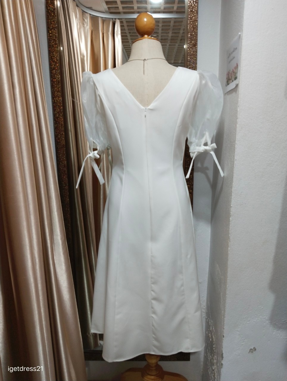 (PRE-LOVED)ราตรีสั้นสีขาวคอวีแขนตุ๊กตาผ้าแก้ว แต่งโบว์แขนจับเดรปใต้อก M