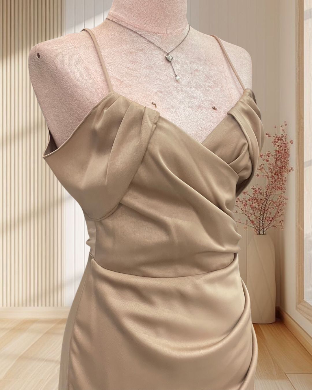 (PRE-LOVED) ราตรีสั้นสีโอวัลตินผ้าเครปซาตินสายเดี่ยวปิดแขนจับจีบสะโพก ไซส์ S