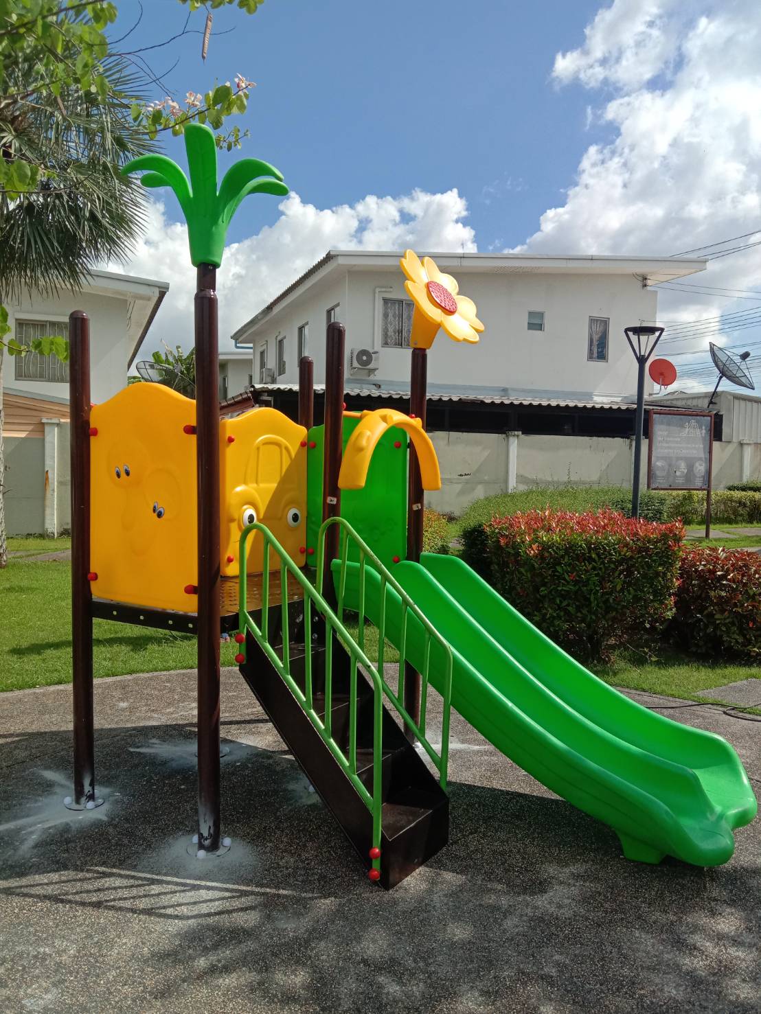 เครื่องเล่นสนาม ชุด ดอกไม้ในป่า เครื่องเล่นมีประโยชน์ต่อเด็ก