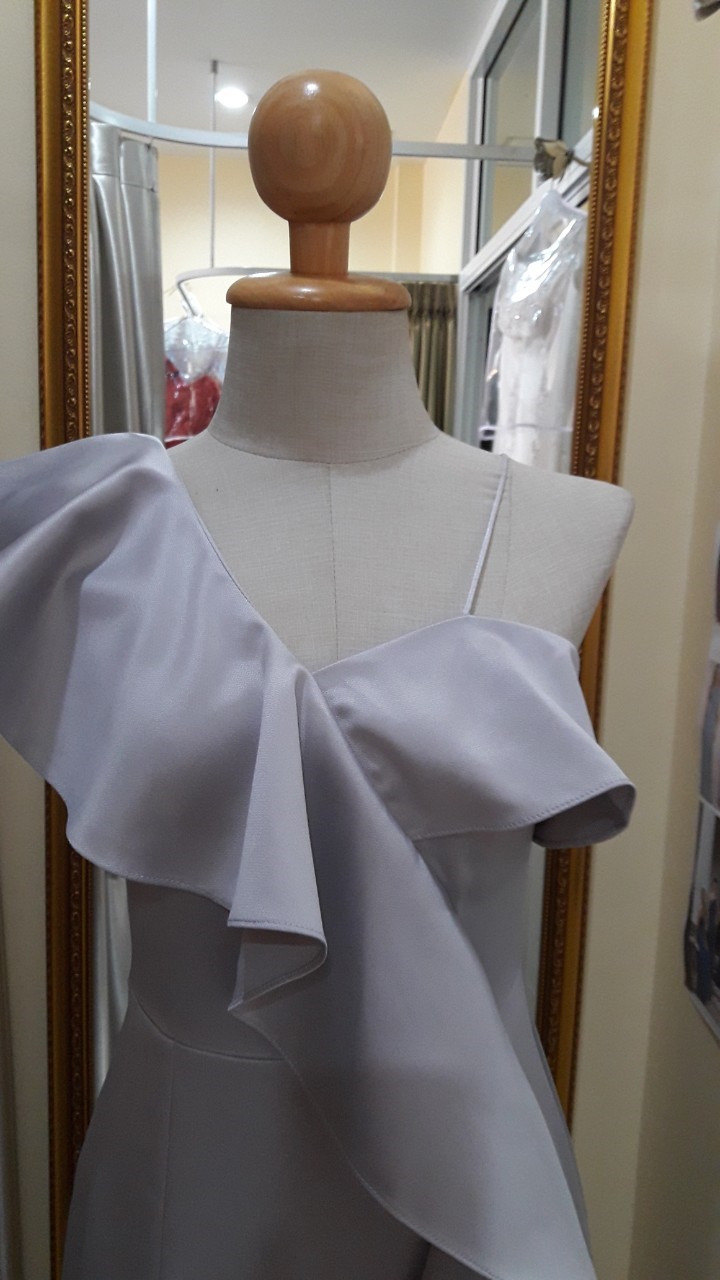 (PRE-LOVED) ราตรียาวสีเทาสายเดี่ยวสายใหญ่อกระบาย(S) มือ2