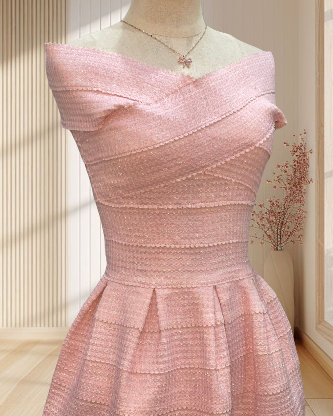 (PRE-LOVED) มินิเดรสสีชมพู ผ้ากลิตเตอร์ ปาดไหล่ กระโปรงชายลูกไม้ ไซส์ XS