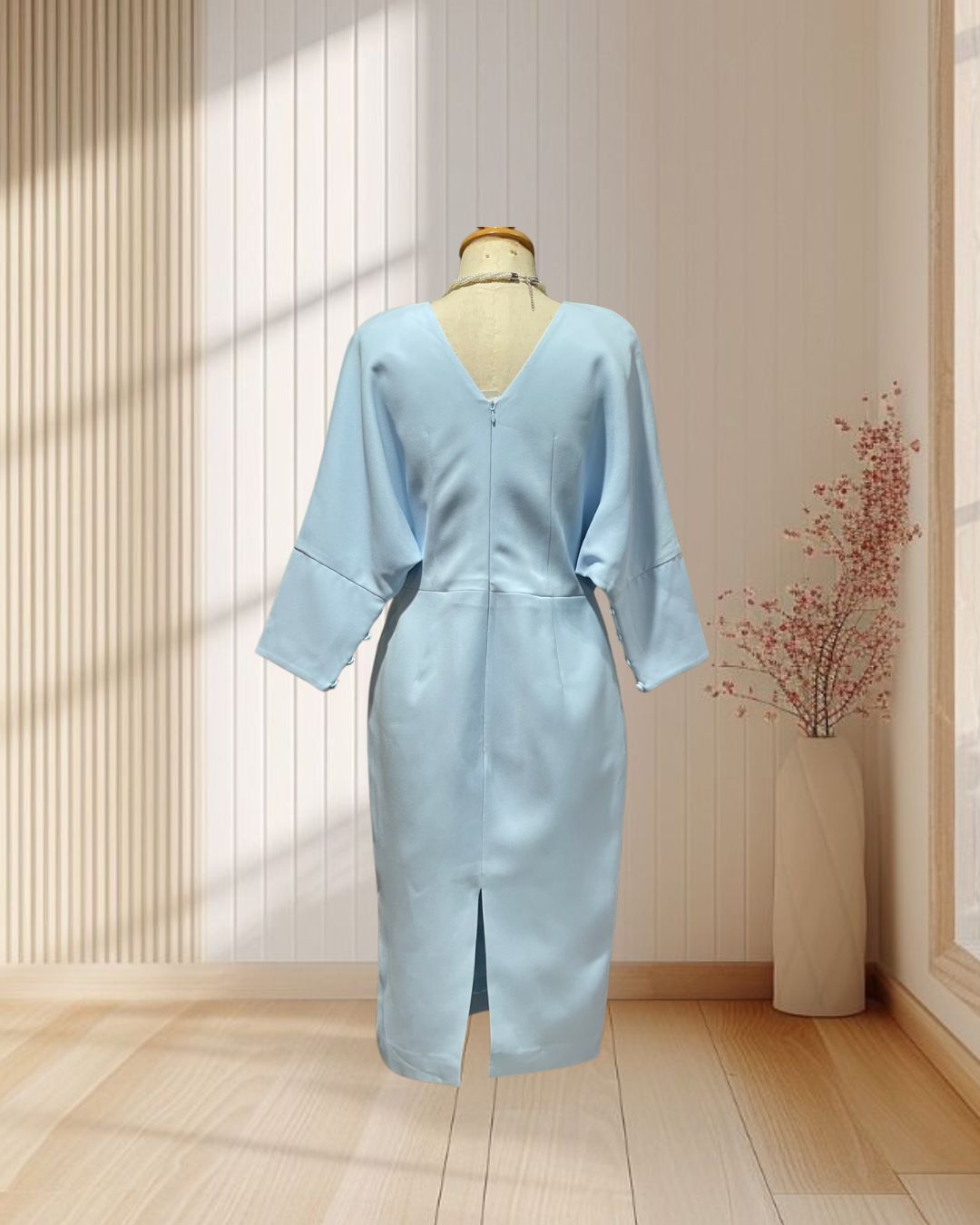 (PRE-LOVED) ราตรีสั้นสีฟ้า แขนยาวทรงโอเวอร์ไซส์ ปลายแขนแต่งกระดุม ไซส์ L