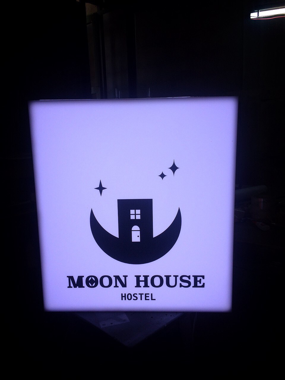 ป้ายกล่องไฟled - MOON HOUSE HOSTEL