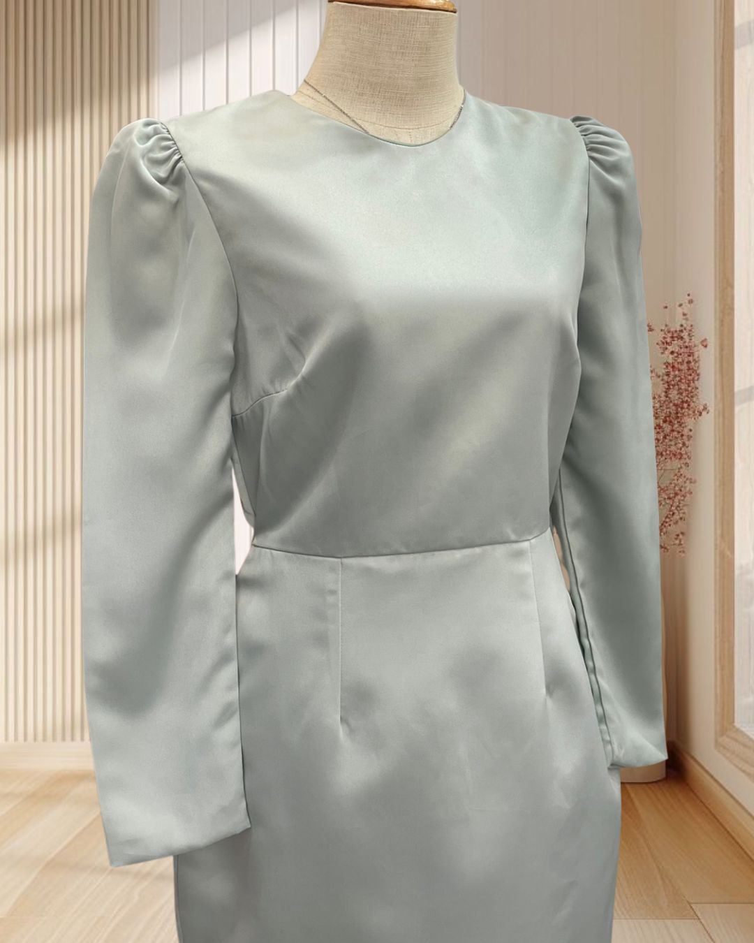 (PRE-LOVED) ราตรีสั้นสีเขียว แขนยาว กะโปรงทรงสอบ ไซส์ S