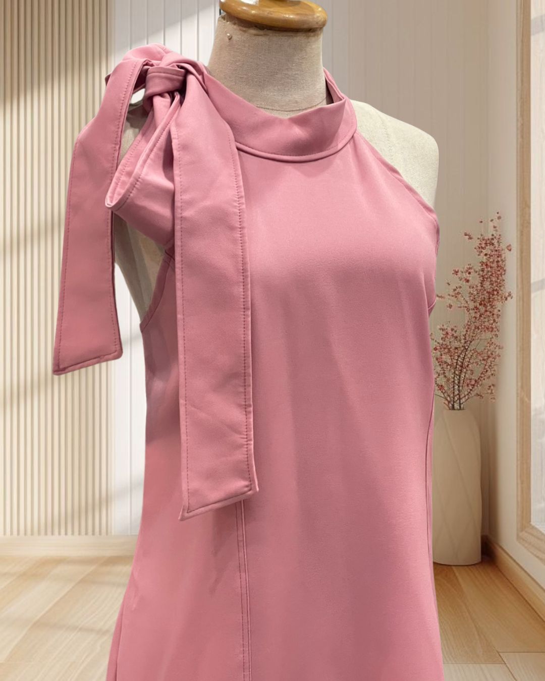 (PRE-LOVED) เดรสสั้นสีชมพู แขนกุดคอปีนแต่งโบว์ที่ไหล่ ทรงทิ้งตัว ไซส์ XL