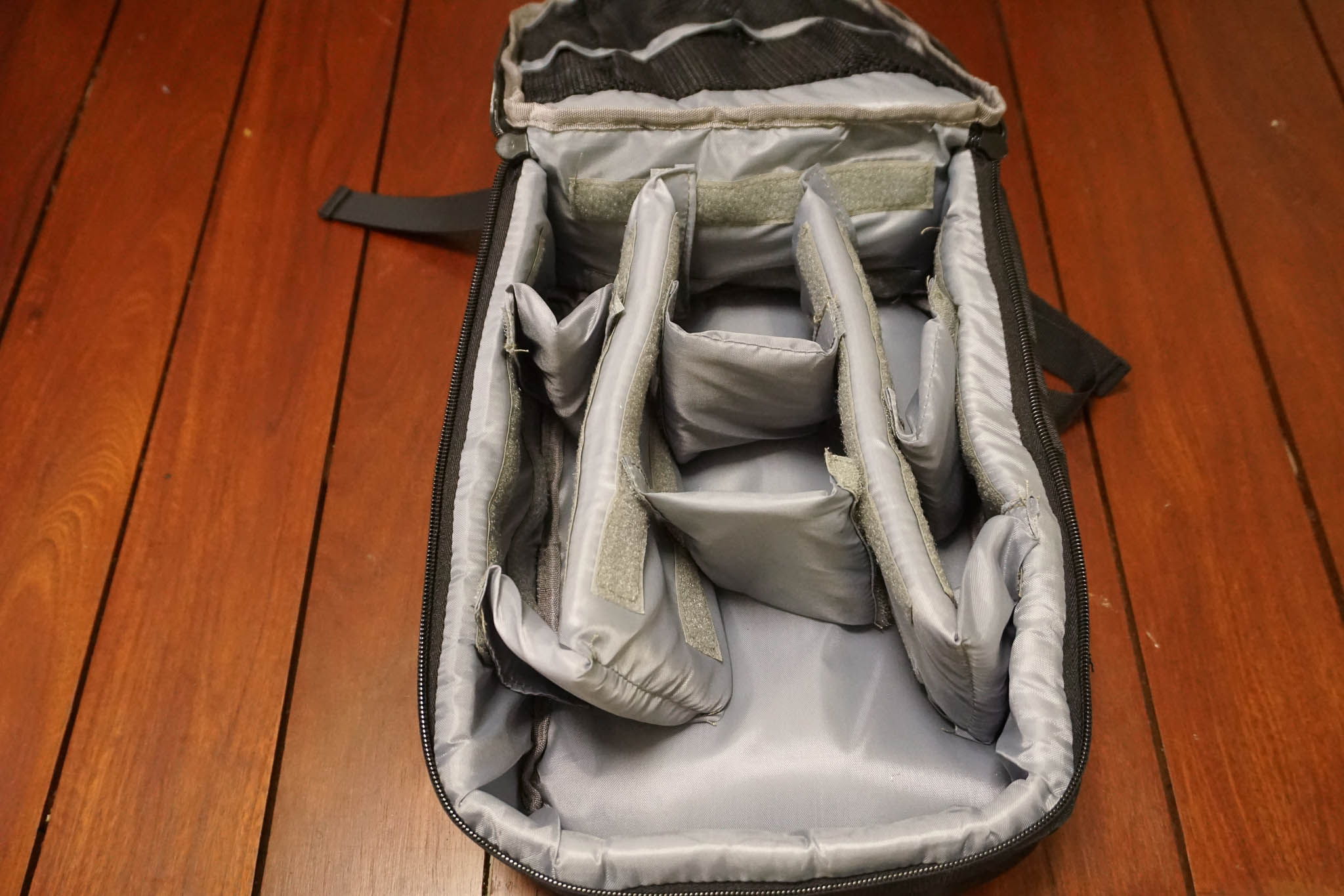 กระเป๋ากล้องยี่ห้อ IDM รุ่น DL-B202 สำหรับใส่กล้องและเลนส์