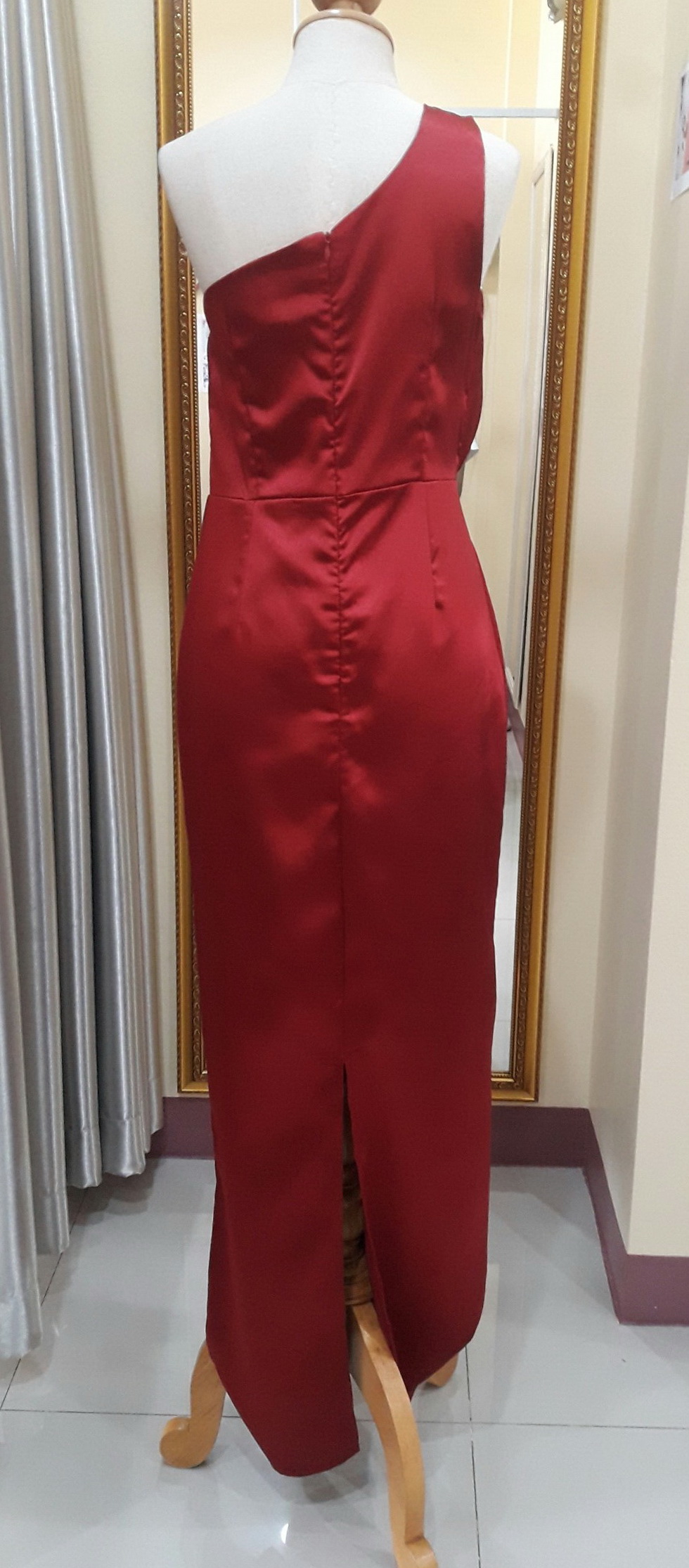 (PRE-LOVED) ชุดราตรียาวสีเเดงขยุ้มเอวบ่าเดี่ยว (M)