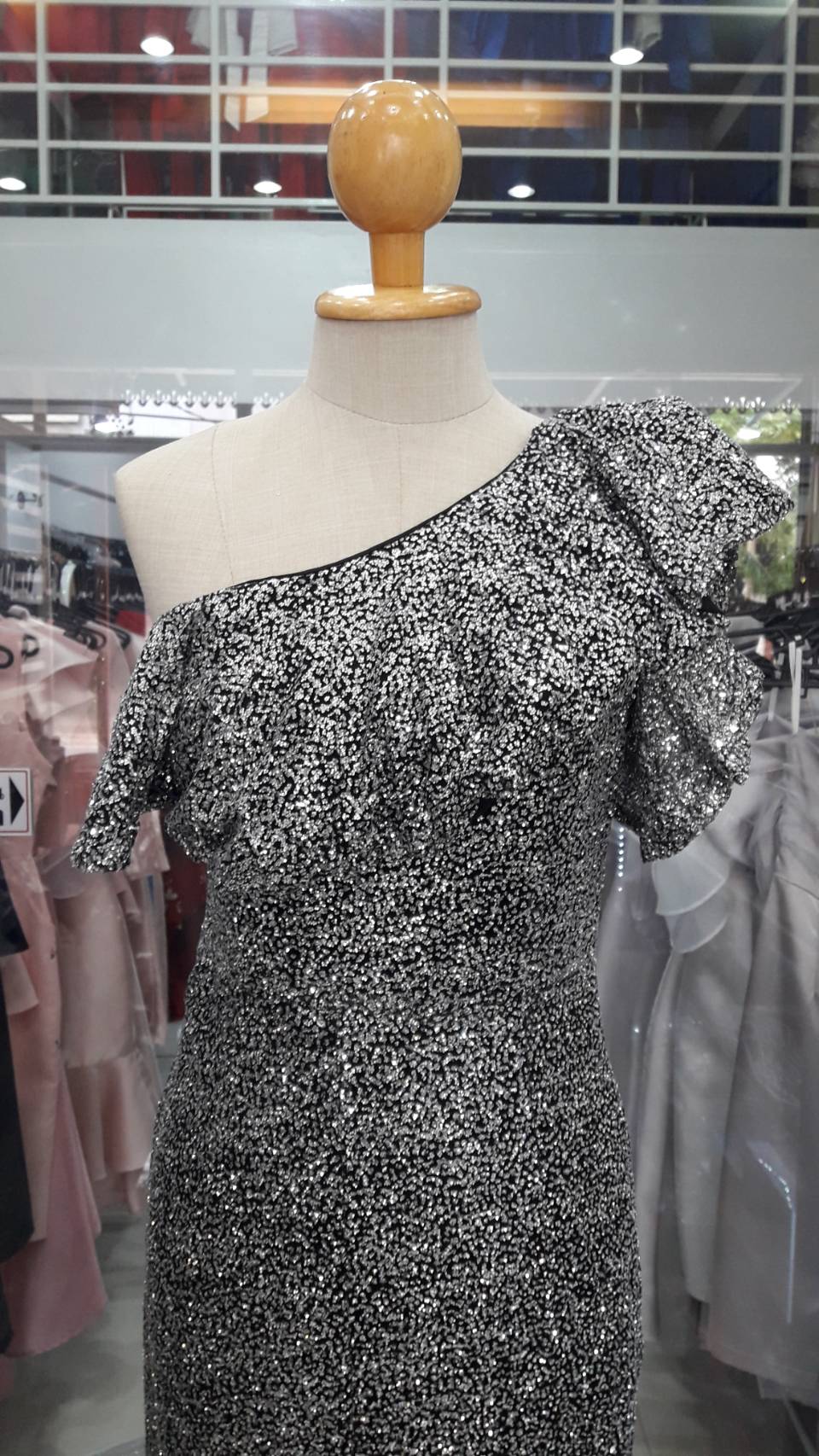 (PRE-LOVED) ยาวสีดำไหล่เบี่ยงระบายเลื่อม (M)