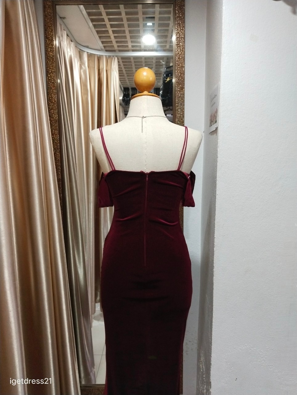 (PRE-LOVED) ราตรียาวสีแดงกำมะหยี่สายเดี่ยวแหวกอก S