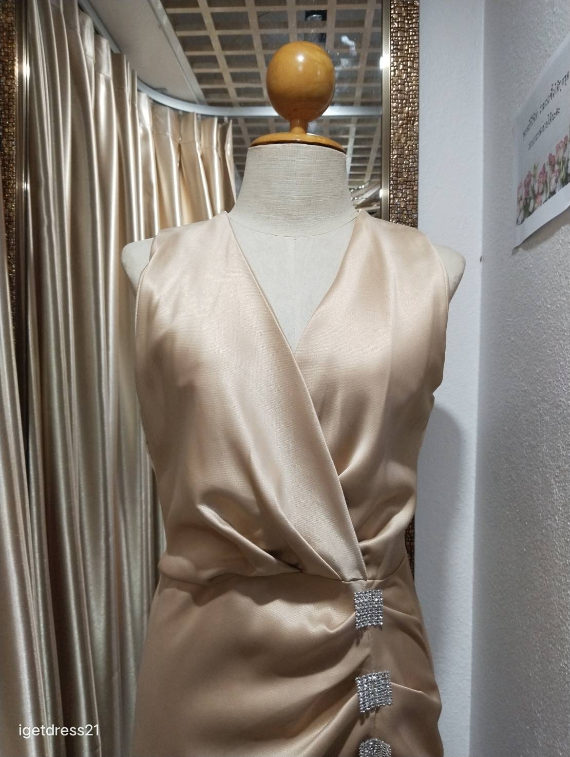 (PRE-LOVED) ราตรียาวสีทอง ผ้าซาตินแขนกุดเอวแต่งเพรช ไซส์ M