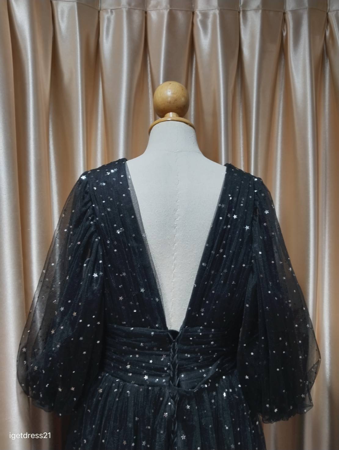 (PRE-LOVED) ชุดราตรียาวสีดำมุ้งพอง แขนพองสามส่วน F