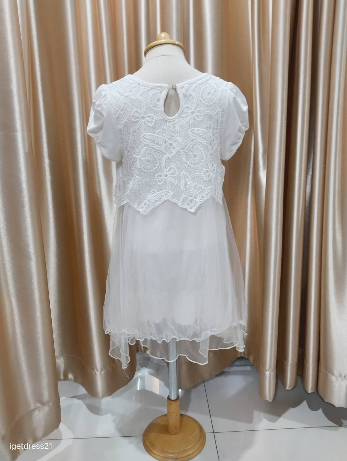 ชุดเด็กสีขาวอกผีเสื้อ