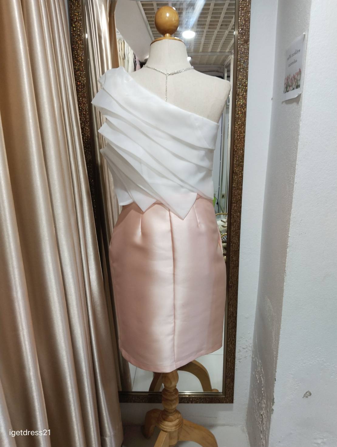 (PRE-LOVED) ราตรีสั้นอกขาวจับจีบกระโปรงสีโอรสทรงสอบ M