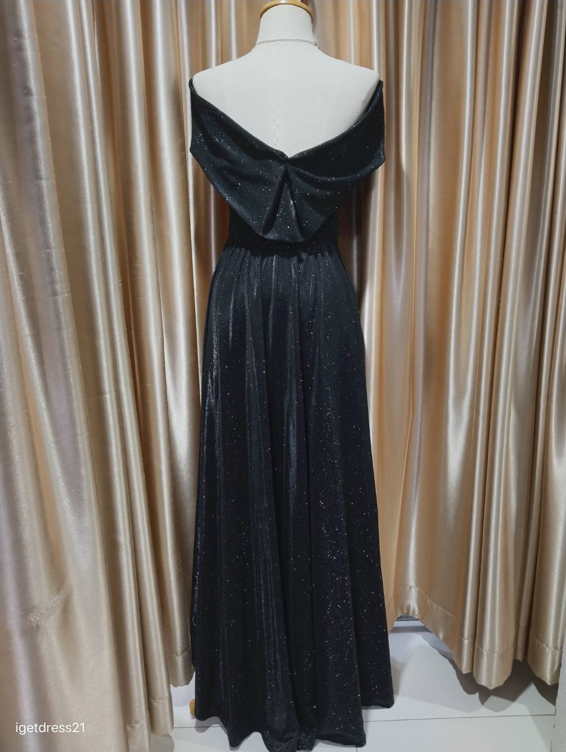 (PRE-LOVED) ราตรียาวปาดไหล่โบว์สีดำ ผ้าgliter (free-4xl ) มือ2